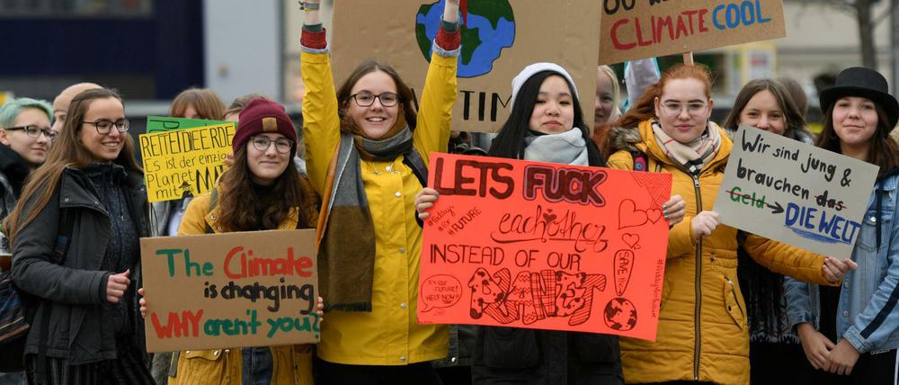 "Wir sind jung und brauchen die Welt", steht auf einem Plakat der Demonstrantinnen in Berlin.