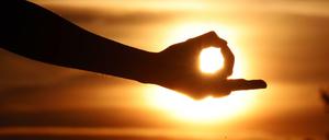 Sich Freiräume zu schaffen, ist für viele Menschen heute gar nicht mehr einfach. Eine Yogaklasse kann dabei helfen.