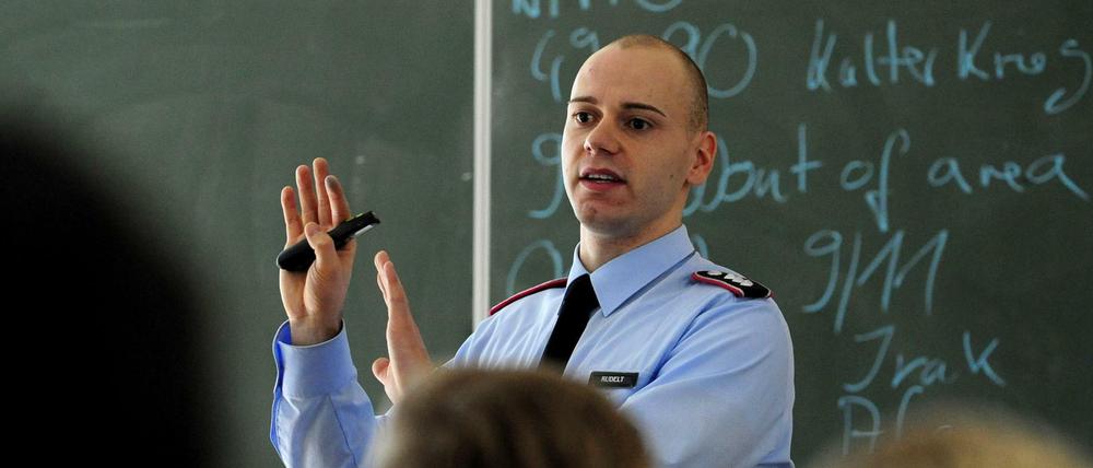 Ein Jugendoffizier der Bundeswehr spricht in der Schule. Wenn es nach der Berliner SPD geht, soll es das nicht mehr geben. 