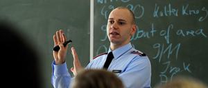 Ein Jugendoffizier der Bundeswehr spricht in der Schule. Wenn es nach der Berliner SPD geht, soll es das nicht mehr geben. 