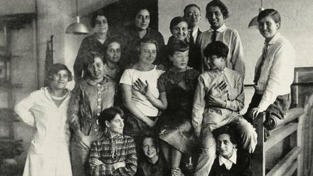 Gunta Stölzl (mit Krawatte, 2.v.r.) war Meisterin am Bauhaus. Mit ihren Weberinnen schuf sie Bedeutendes und führte das Industriedesign ein. 