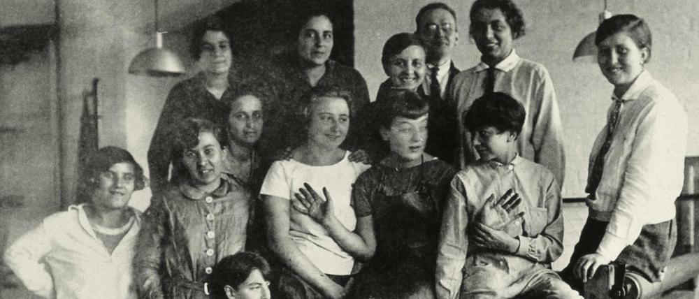 Gunta Stölzl (mit Krawatte, 2.v.r.) war Meisterin am Bauhaus. Mit ihren Weberinnen schuf sie Bedeutendes und führte das Industriedesign ein. 