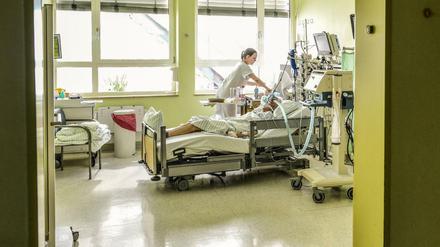 Ärzte haften grundsätzlich nicht mit Geld, wenn sie einen Patienten zum Beispiel durch künstliche Ernährung länger als medizinisch sinnvoll am Leben erhalten und damit sein Leiden verlängern.