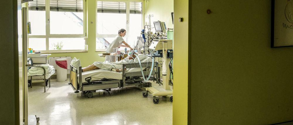 Ärzte haften grundsätzlich nicht mit Geld, wenn sie einen Patienten zum Beispiel durch künstliche Ernährung länger als medizinisch sinnvoll am Leben erhalten und damit sein Leiden verlängern.