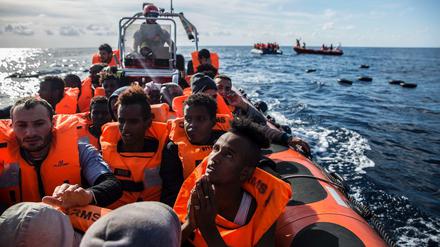 Rettung von Flüchtlingen kurz vor der Küste Libyens.