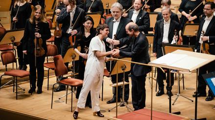 Ashely Fure dankt Dirigent Peter Rundel nach der Aufführung von "Bound to the Bow".