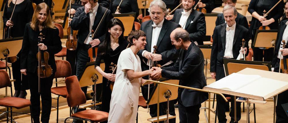 Ashely Fure dankt Dirigent Peter Rundel nach der Aufführung von "Bound to the Bow".