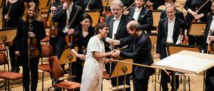 Ashely Fure dankt Dirigent Peter Rundel nach der Aufführung von "Bound to the Bow".