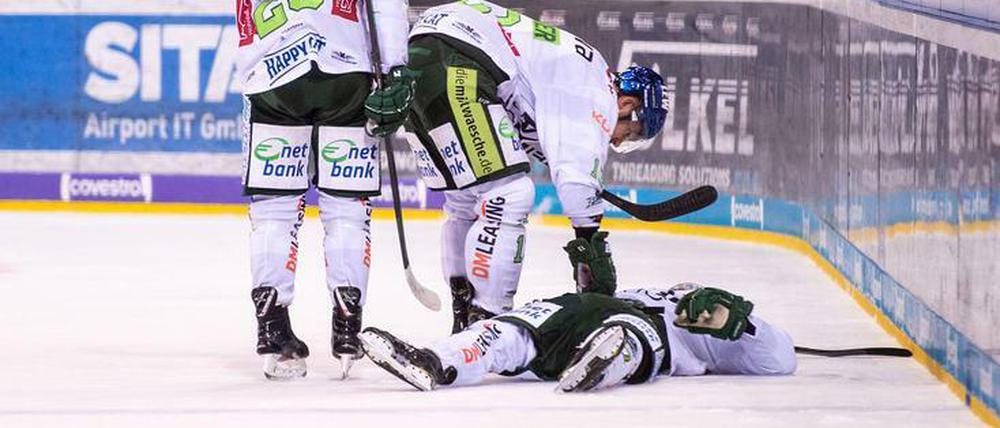 Ullmann liegt bewusstlos auf dem Eis, zum Glück ist Hilfe unterwegs.