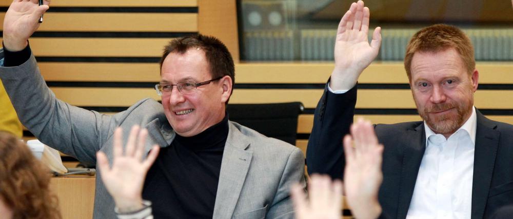 Auf seine Stimme kommt es an: der SPD-Abgeordnete Oskar Helmerich (links) im Dezember 2016 im Erfurter Landtag.