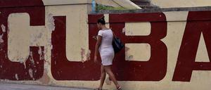 Wifi goes Havannah: Eine Frau checkt ihr Smartphone in der kubanischen Hauptstadt.