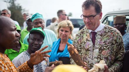Bundesentwicklungsminister Gerd Müller (CSU) bei einem Nigeria-Besuch in 2014.
