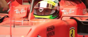dpatopbilder - 02.04.2019, Bahrain: Mick Schumacher bereitet sich auf seinen ersten F1-Test für Ferrari auf dem Bahrain International Circuit in Sakhir vor. Mick Schumacher ist seinem Vater Michael näher gekommen, indem er in einem offiziellen Test einen Ferrari Formel-1-Wagen fuhr. Schumachers Vater gewann sieben F1-Titel, fünf davon mit Ferrari und hält mit 91 den Rekord für Rennsiege. Foto: Hassan Ammar/AP/dpa +++ dpa-Bildfunk +++