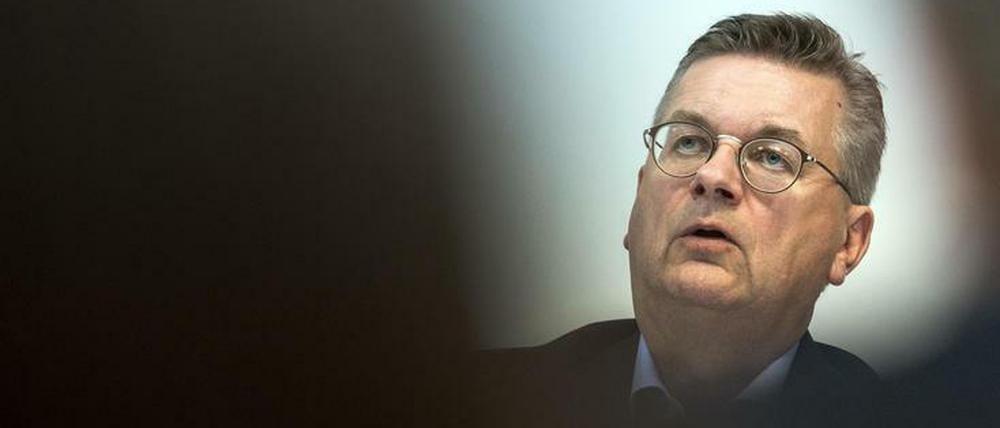 DFB-Präsident Reinhard Grindel steht unter Druck.