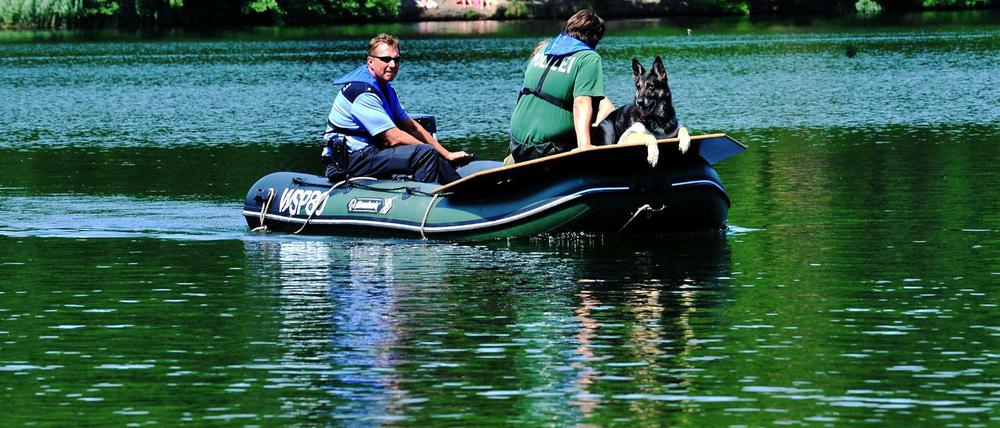 Einsatzkräfte der Berliner Polizei bargen den leblosen Körper des vermissten aus dem Wasser.
