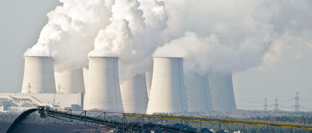 Das Braunkohle-Kraftwerk im brandenburgischen Jänschwalde mit seinen Kühltürmen. (Symbolbild)
