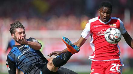 Suleiman Abdullahi (rechts) tat sich mit Union gegen Paderborn (Christian Strohdiek) sehr schwer.