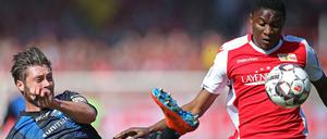 Suleiman Abdullahi (rechts) tat sich mit Union gegen Paderborn (Christian Strohdiek) sehr schwer.