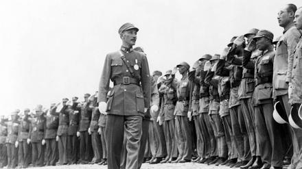1945 wird Taiwan von der Republik China übernommen, von der von Chiang Kai-shek angeführten Kuomintang, die auf dem Festland derweil einen Bürgerkrieg gegen Maos Kommunisten kämpft.