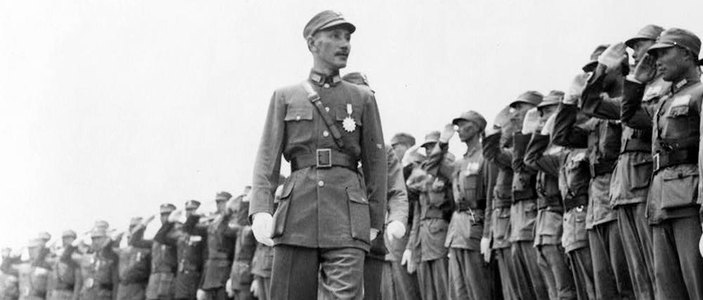 1945 wird Taiwan von der Republik China übernommen, von der von Chiang Kai-shek angeführten Kuomintang, die auf dem Festland derweil einen Bürgerkrieg gegen Maos Kommunisten kämpft.