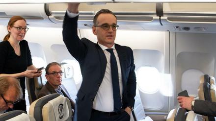Außenminister Heiko Maas (SPD) nutzt die Wartezeit für Pressegespräche.