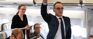Außenminister Heiko Maas (SPD) nutzt die Wartezeit für Pressegespräche.