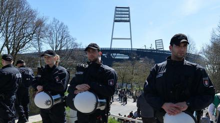 Seit Jahren streiten das Land Bremen und die DFL über die Mehrkosten bei Hochrisikospielen.