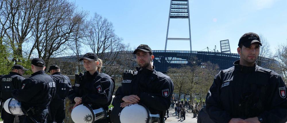 Seit Jahren streiten das Land Bremen und die DFL über die Mehrkosten bei Hochrisikospielen.