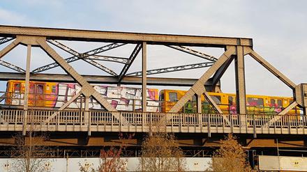 Auf Abstellgleisen parkt die BVG vollflächig beschmierte Züge, wie hier am Gleisdreieck.