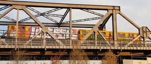 Auf Abstellgleisen parkt die BVG vollflächig beschmierte Züge, wie hier am Gleisdreieck.