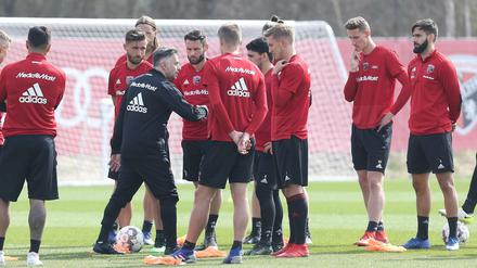 Der neue Coach Tomas Oral (schwarzer Trainingsanzug) bei seiner ersten Einheit mit der Mannschaft.