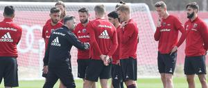 Der neue Coach Tomas Oral (schwarzer Trainingsanzug) bei seiner ersten Einheit mit der Mannschaft. 