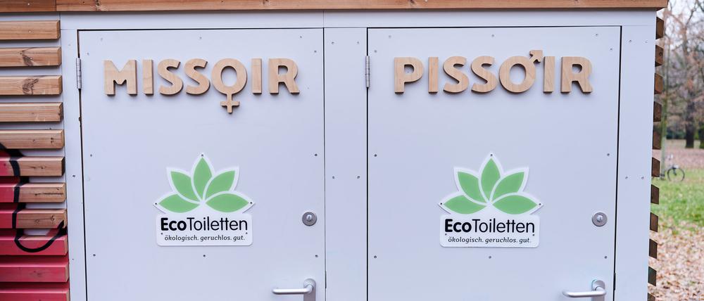 19.11.2021, Berlin: ·Missoir· und ·Pissor· steht anlässlich des Welttoilettentags, dem 19. November, auf einer öffentliche Toilette in der Hasenheide. Diese Ecotoiletten kommen ohne Wasser aus, sind barrierefrei und die getrockneten Fäkalien sollen als Blumendünger und Kompost genutzt werden. In Berlin ist der öffentliche Raum mit kostenlosen Toiletten unterversorgt und öffentliche WC sind oft kostenpflichtig. Foto: Annette Riedl/dpa +++ dpa-Bildfunk +++