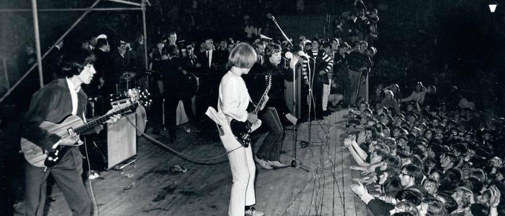 Als die Bravo tonangebend war und rebellische Bands präsentierte. Die Rolling Stones am 15. September 1965 in der Berliner Waldbühne, kurz vor Abbruch des Konzerts. 