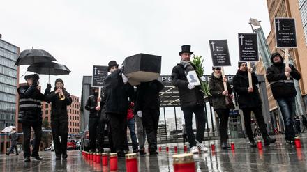 Mitte März wurden in Berlin symbolisch die abgewanderten Lehrer zu Grabe getragen.