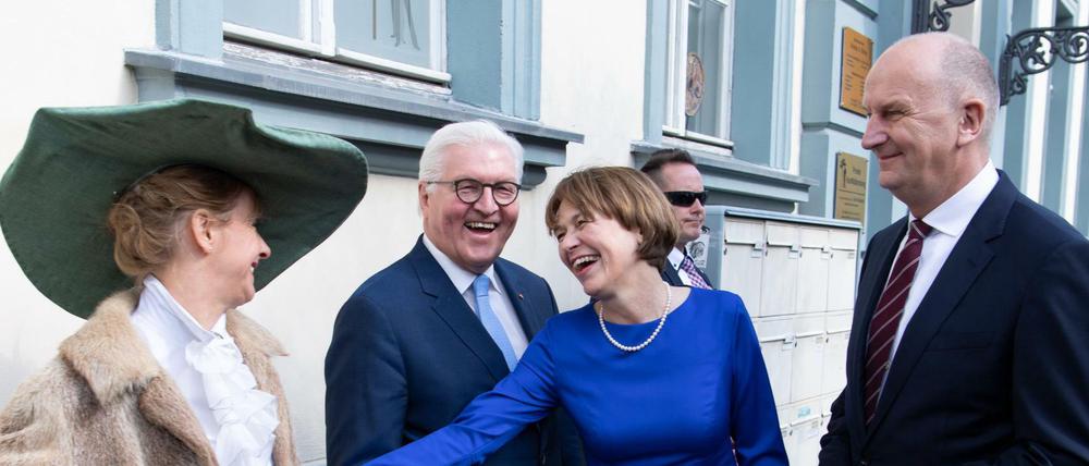Dietmar Woidke (SPD, r-l), Ministerpräsident von Brandenburg, Elke Büdenbender, die Frau des Bundespräsidenten und Bundespräsident Frank-Walter Steinmeier bei einem Stadtrundgang in Neuruppin mit einer Drehorgelspielerin.