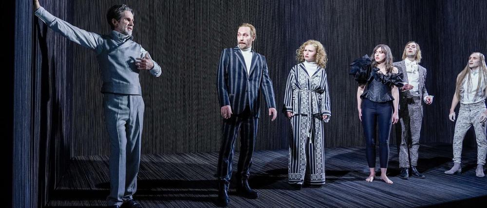 "Der Menschenfeind" von Molière in der Inszenierung von Anne Lenk, miz Ulrich Matthes, Manuel Harder, Lisa Hrdina, Franziska Machens, Jeremy Mockridge, Elias Arens  