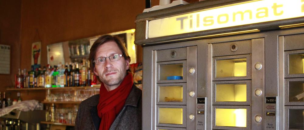 Sven Loose neben dem "Tilsomat", einem alten Süßigkeitenautomaten.