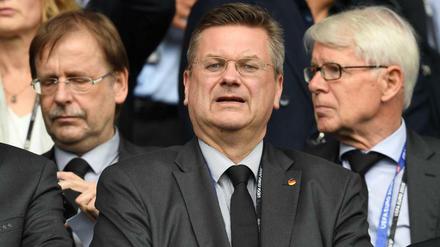 Aus der zweiten in die erste Reihe. Rainer Koch und Reinhard Rauball müssen nach dem Rücktritt von Reinhard Grindel wieder übernehmen.