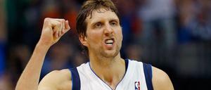 Dirk Nowitzki jubelt nach einem seiner vielen Dreier. (Archivbild 2014)