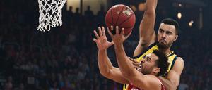 Direktes Duell: Für Alba Berlin und Johannes Thiemann (oben) geht es gegen Bamberg und Elias Harris (unten) um eine gute Ausgangsposition für die Play-offs.