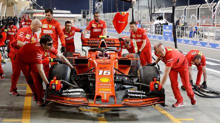 Charles Leclerc startet in Bahrain erstmals von der Pole Position. 