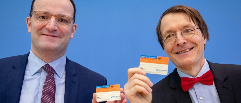 Mit Ausweis: Jens Spahn (CDU) und Karl Lauterbach (SPD) drängen auf eine Widerspruchsregelung bei der Organspende.