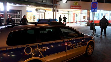 Am Montag wurde nach einer Bombendrohung der Bahnhof von Neumünster evakuiert. Jetzt bekannte sich die "Nationalsozialistische Offensive".