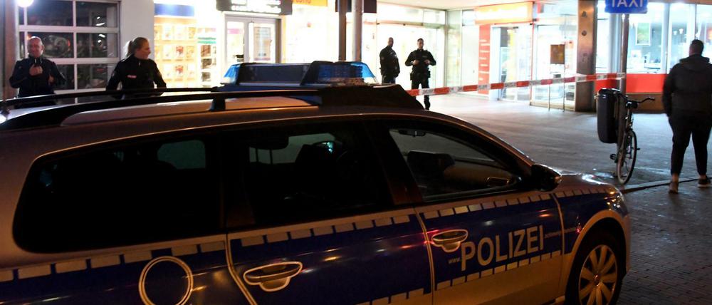 Am Montag wurde nach einer Bombendrohung der Bahnhof von Neumünster evakuiert. Jetzt bekannte sich die "Nationalsozialistische Offensive".