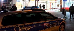 Am Montag wurde nach einer Bombendrohung der Bahnhof von Neumünster evakuiert. Jetzt bekannte sich die "Nationalsozialistische Offensive".