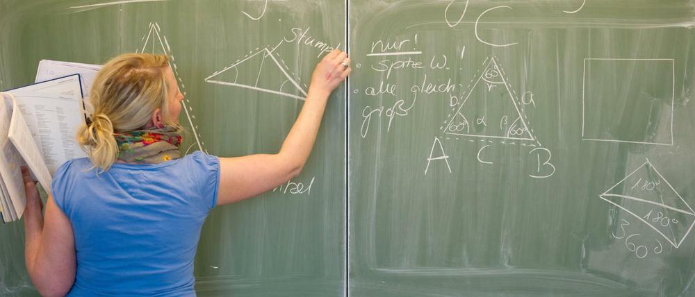 Verbeamtung oder keine Verbeamtung? Berliner Lehrer und Politiker debattieren.