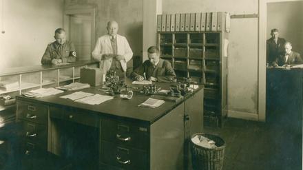 Und die SA schaut zu. Dienstzimmer der Nebenstelle Montabaur des Arbeitsamtes Niederlahnstein, um 1940.