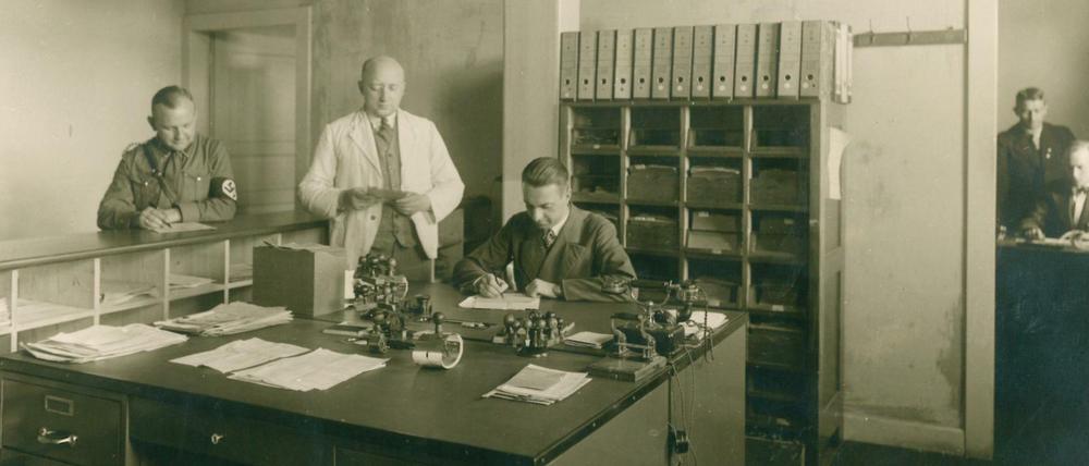 Und die SA schaut zu. Dienstzimmer der Nebenstelle Montabaur des Arbeitsamtes Niederlahnstein, um 1940.
