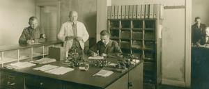 Und die SA schaut zu. Dienstzimmer der Nebenstelle Montabaur des Arbeitsamtes Niederlahnstein, um 1940.